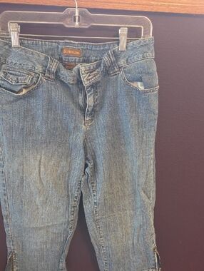 St. John's Bay Women's Light Blue Cropped Jeans - Ankle Zip Detail